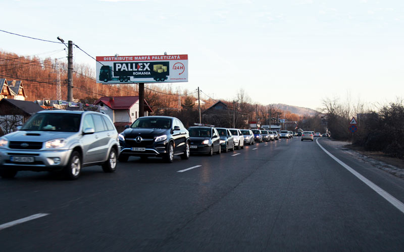 Die Produktionskosten für große Plakate werden besser abgemildert auf den befahrenen Straßen und Autobahnen